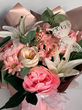 Load image into Gallery viewer, Luxury Unique bouquet gift