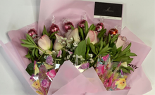 Load image into Gallery viewer, 6 pink fresh flowers/roses hand held chocolate bouquet
